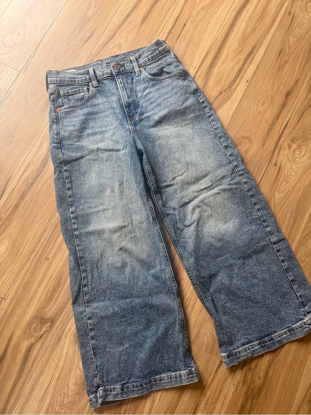 Women’s wide leg crop size 28 jeans.  Good condition .